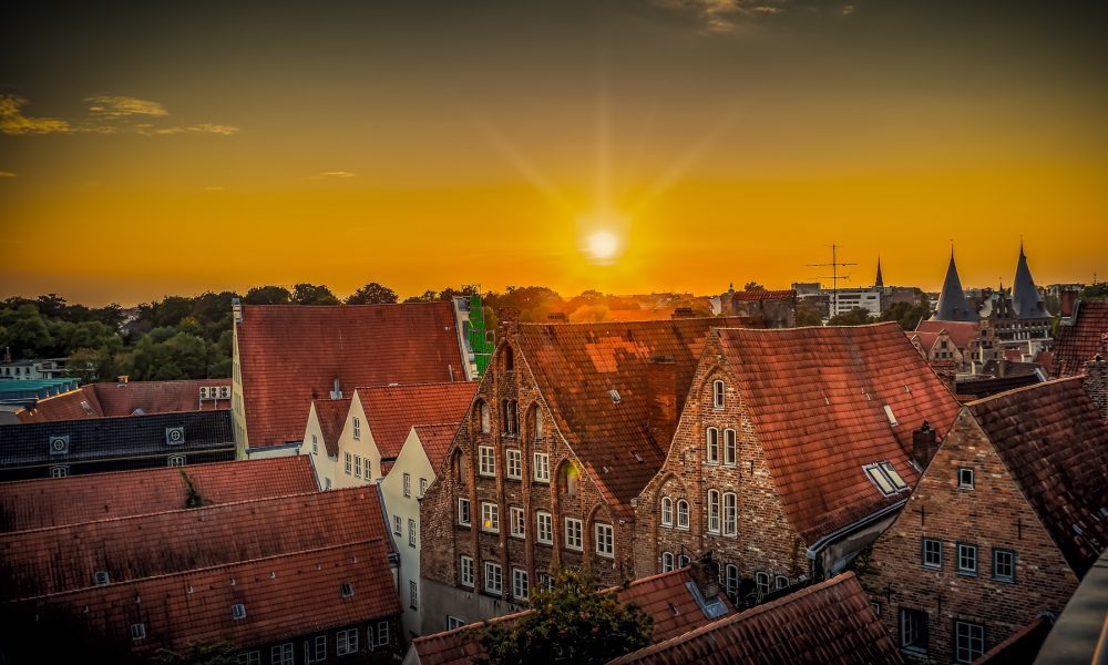Sonnenuntergang über den Dächern von Lübeck