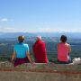 Pilger genießen die Aussicht vom Hohenpeißenberg