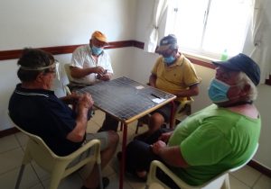 Kartenspielen in der Dorfbar geht auch in Coronazeiten