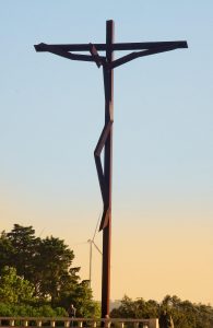 Das große Fátimakreuz in der Abenddämmerung