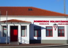 Ortseingang Paiâo: Bombeiros Voluntários sind keine Selbstmordattentäter, sondern die Freiwillige Feuerwehr.