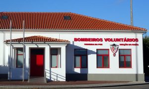 Ortseingang Paiâo: Bombeiros Voluntários sind keine Selbstmordattentäter, sondern die Freiwillige Feuerwehr.