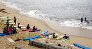 Strand von Figueira da Foz: Surfen kann man auch ohne Sonne lernen.
