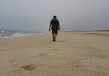 Einsamer Pilger auf kilometerweitem Strand.