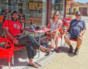 Toni, Steffi und ein Pilger vor der besten Bar von Barra de Mira