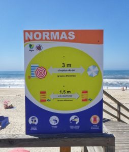 Corona-Hinweisschild beim Eingang zur Praia do Vaga