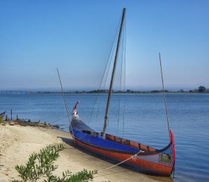 Traditionelles Fischerboot am Ufer der Ria