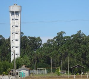 Der Wasserturm beim Sportplatz versorgt noch immer ganz Torreira.