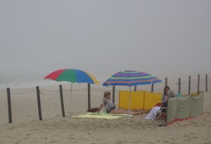 Entspannen am Strand geht auch mit Morgennebel.