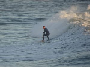 Surfer auf der Suche nach der perfekten Welle.