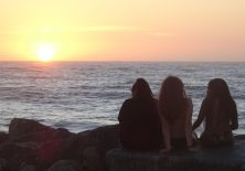 Portugiesische Badenixen genießen den Sonnenuntergang.