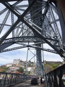 Über die Brücke Dom Luís geht es nach Porto hinüber.