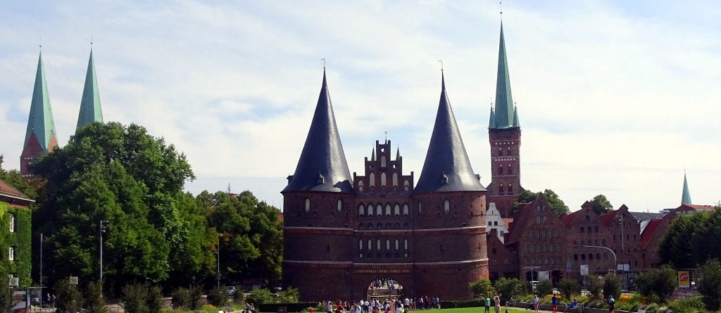 Holstentor mit vier der sieben Lübecker Türme