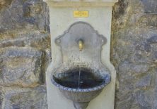 Ein Trinkbrunnen empfängt die Fußpilger in Lindau.